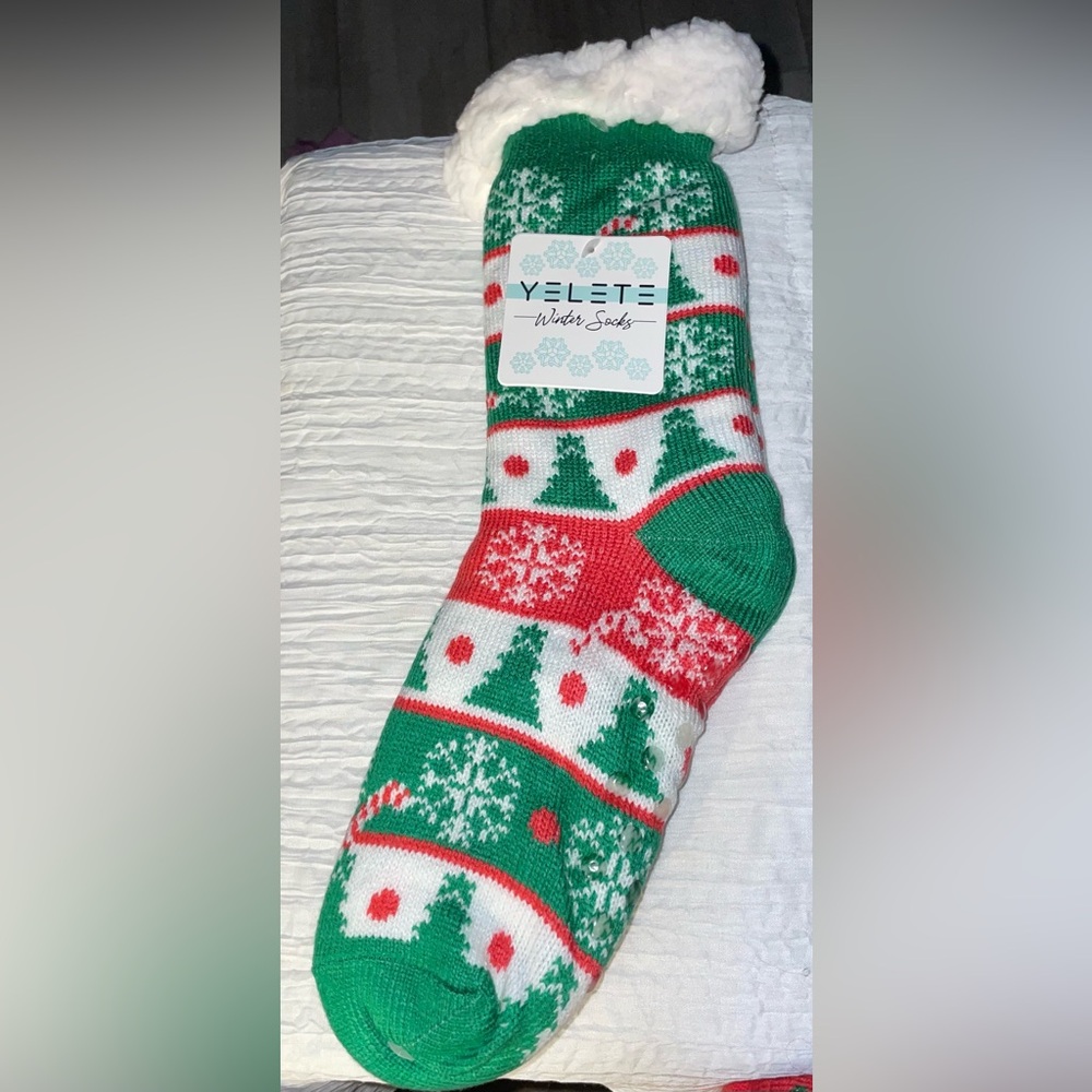 YELETE WINTER COZY GREEN SOCKS ONLY SIZE 9-11 CHRISTMAS TREE SNOWMAN HOLIDAY - Picture 1 of 3